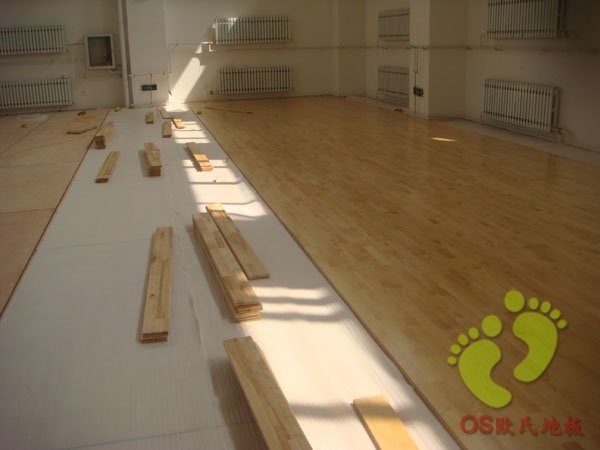 沈陽九十九中學(xué)籃球館運動木地板鋪設(shè)