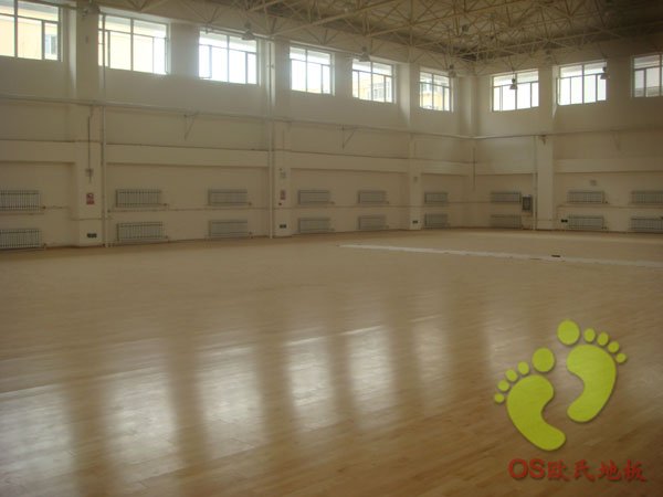 沈陽九十九中學(xué)籃球館運動木地板鋪設(shè)